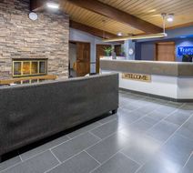 Travelodge by Wyndham Appleton Lobby