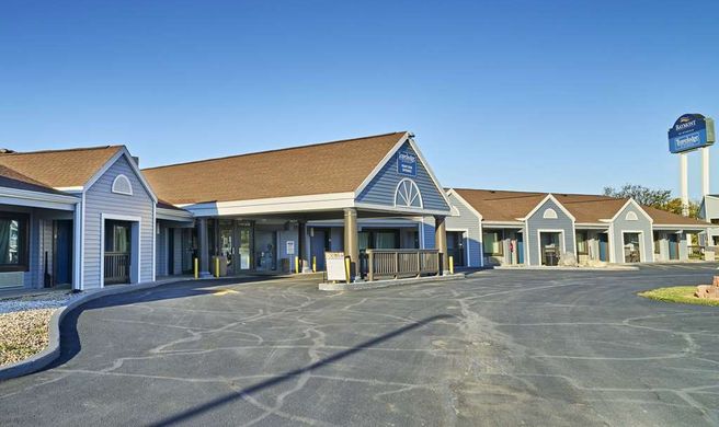 Travelodge by Wyndham Appleton Exterior