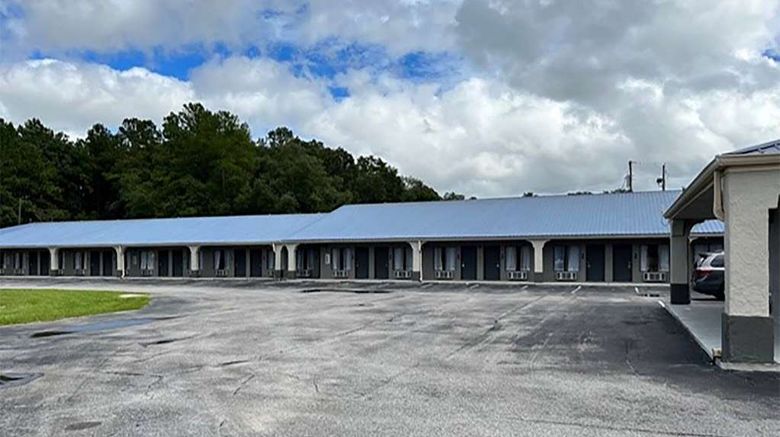 <b>Days Inn by Wyndham DeFuniak Springs Exterior</b>. Images powered by <a href="https://iceportal.shijigroup.com/" title="IcePortal" target="_blank">IcePortal</a>.