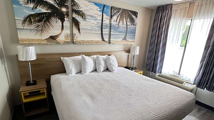 Days Inn by Wyndham DeFuniak Springs Room