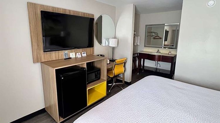 Days Inn by Wyndham DeFuniak Springs Room