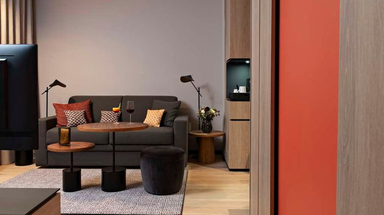 <b>Hotel Leonor Lobby</b>. Images powered by <a href="https://iceportal.shijigroup.com/" title="IcePortal" target="_blank">IcePortal</a>.