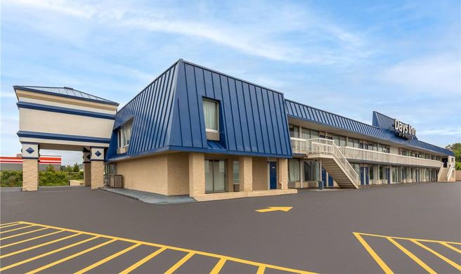 Days Inn by Wyndham Harrisonburg Exterior