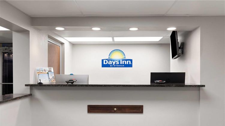 Days Inn by Wyndham Harrisonburg Lobby