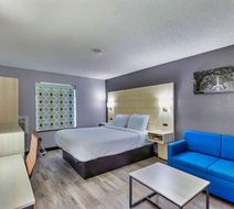 Days Inn by Wyndham Savannah I-95 Room