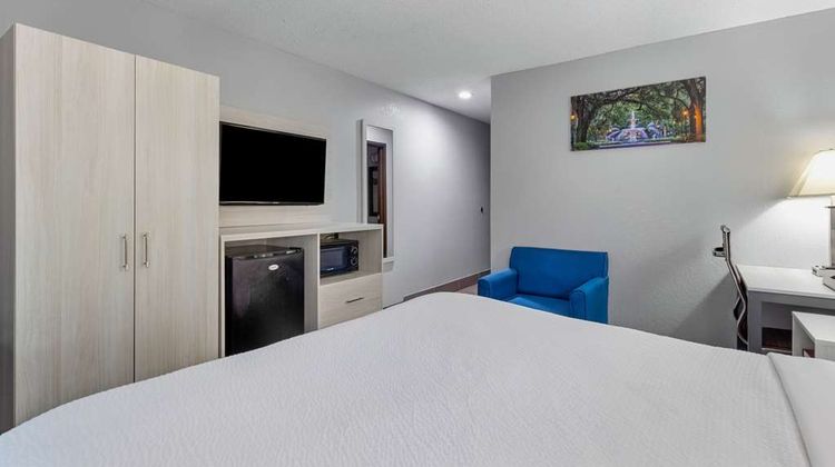 Days Inn by Wyndham Savannah I-95 Room