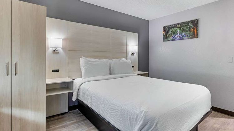 Days Inn by Wyndham Savannah I-95 Room