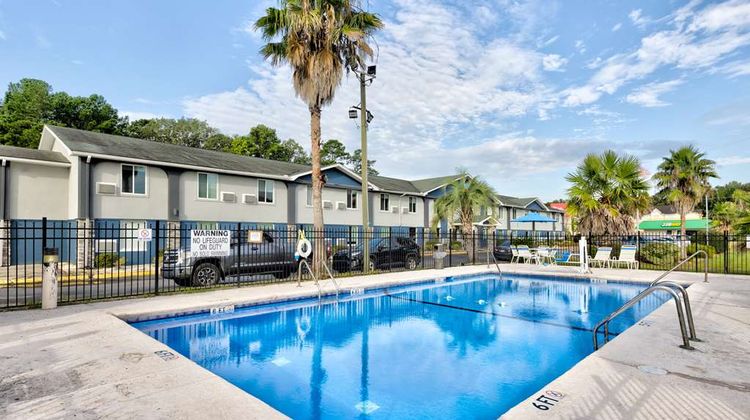 Days Inn by Wyndham Savannah I-95 Pool