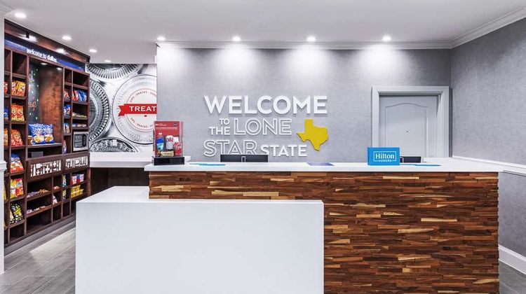 Hampton Inn & Suites Dallas I-30 Lobby