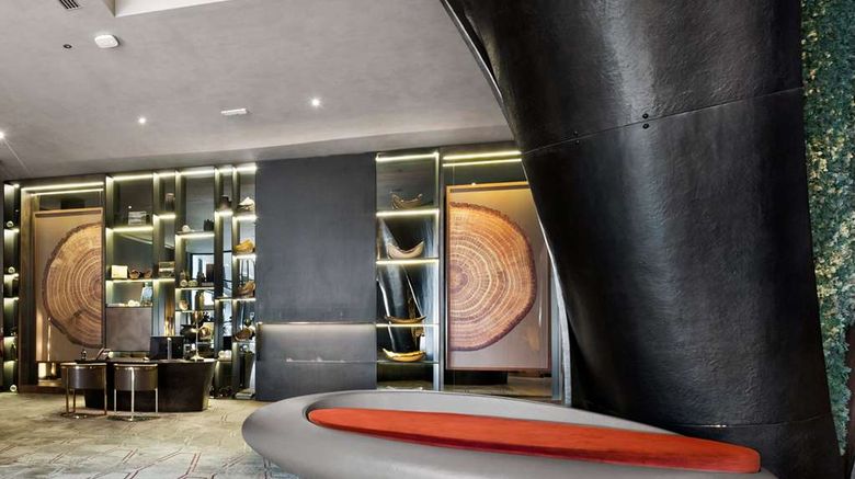 <b>Hilton Porto Gaia Lobby</b>. Images powered by <a href="https://iceportal.shijigroup.com/" title="IcePortal" target="_blank">IcePortal</a>.