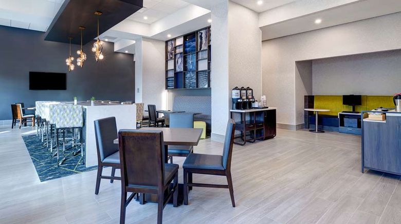 <b>Hampton Inn & Suites Burlington Lobby</b>. Images powered by <a href="https://iceportal.shijigroup.com/" title="IcePortal" target="_blank">IcePortal</a>.