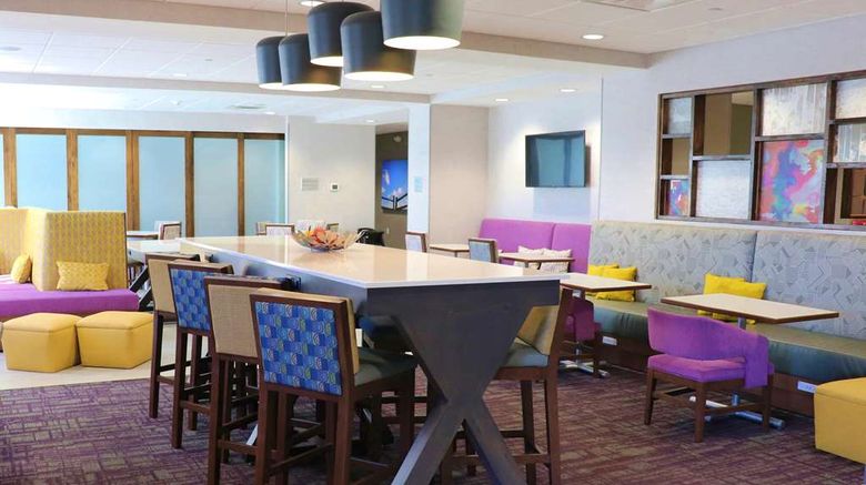 <b>Hampton Inn McMinnville Lobby</b>. Images powered by <a href="https://iceportal.shijigroup.com/" title="IcePortal" target="_blank">IcePortal</a>.