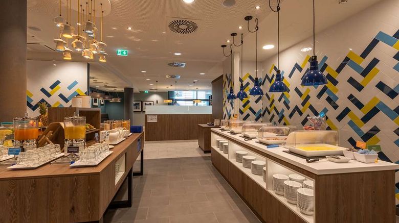 <b>Hampton by Hilton Dusseldorf City Centre Restaurant</b>. Images powered by <a href="https://iceportal.shijigroup.com/" title="IcePortal" target="_blank">IcePortal</a>.