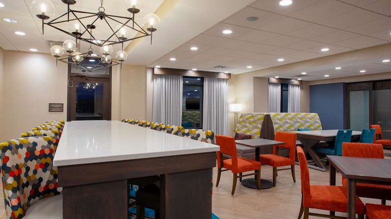 <b>Hampton Inn Union City Lobby</b>. Images powered by <a href="https://iceportal.shijigroup.com/" title="IcePortal" target="_blank">IcePortal</a>.