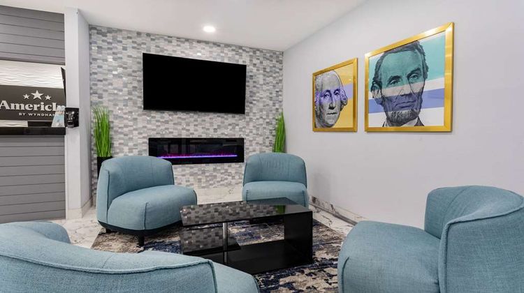 AmericInn by Wyndham Quincy Lobby