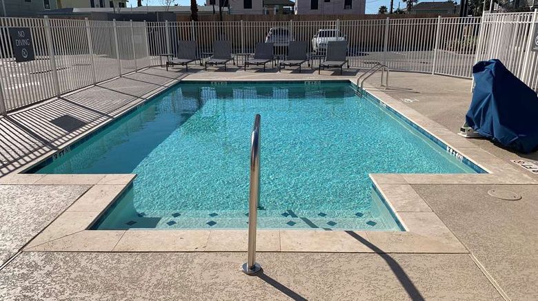 <b>La Quinta Inn & Stes Galveston Island N Pool</b>. Images powered by <a href="https://iceportal.shijigroup.com/" title="IcePortal" target="_blank">IcePortal</a>.