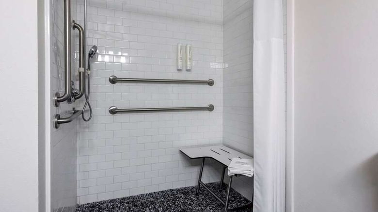 <b>Clarion Pointe Room</b>. Images powered by <a href="https://iceportal.shijigroup.com/" title="IcePortal" target="_blank">IcePortal</a>.