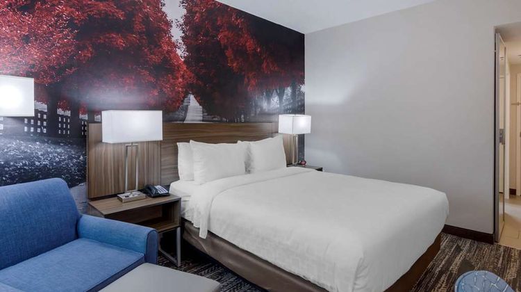 Clarion Pointe Room
