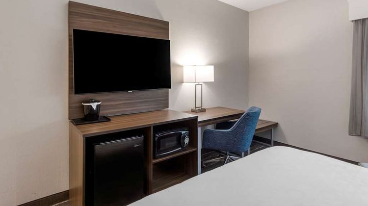 Clarion Pointe Room