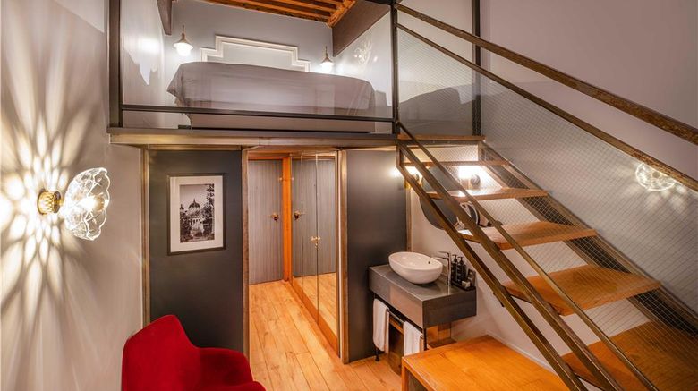 <b>Cour des Loges Lyon, Radisson Coll Hotel Room</b>. Images powered by <a href="https://iceportal.shijigroup.com/" title="IcePortal" target="_blank">IcePortal</a>.