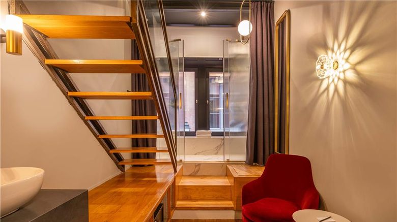 <b>Cour des Loges Lyon, Radisson Coll Hotel Room</b>. Images powered by <a href="https://iceportal.shijigroup.com/" title="IcePortal" target="_blank">IcePortal</a>.