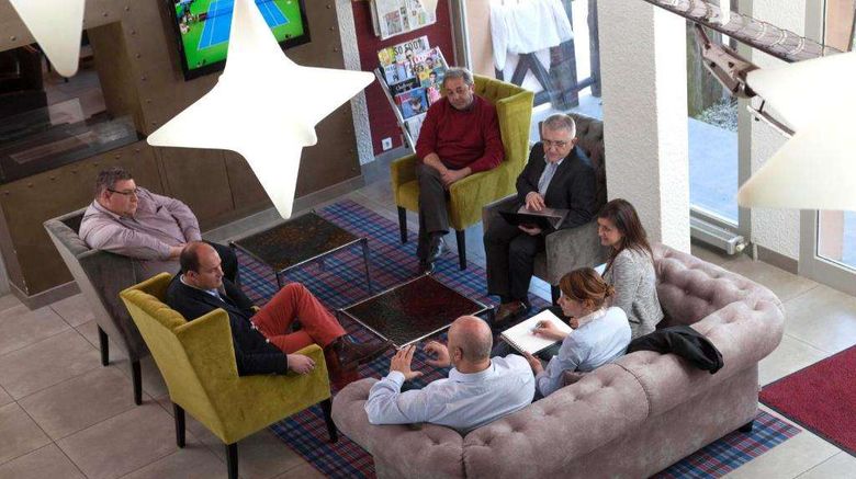 <b>Le Rabelais Hotel Lobby</b>. Images powered by <a href="https://iceportal.shijigroup.com/" title="IcePortal" target="_blank">IcePortal</a>.