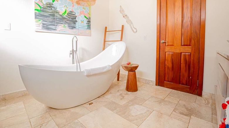 <b>The Resort at Almond Beach Room</b>. Images powered by <a href="https://iceportal.shijigroup.com/" title="IcePortal" target="_blank">IcePortal</a>.