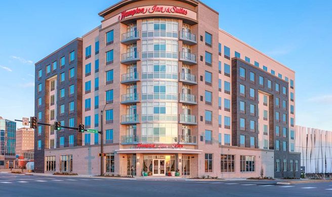Hampton Inn and Suites Downtown Exterior