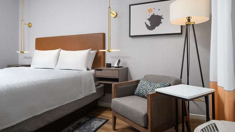 Hampton Inn and Suites Downtown Room