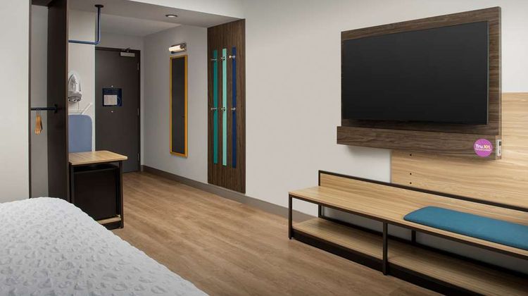 Tru by Hilton Miami West Brickell Room