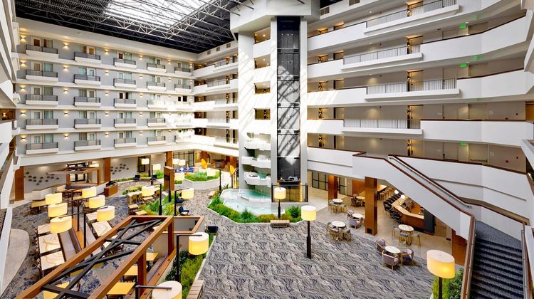 DoubleTree by Hilton Davenport Lobby