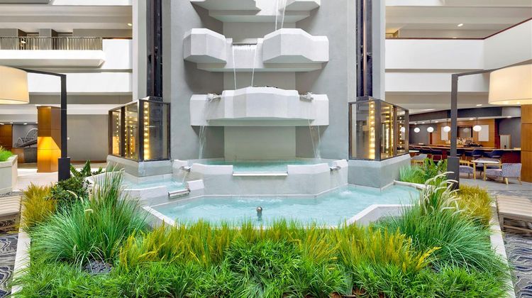 DoubleTree by Hilton Davenport Lobby