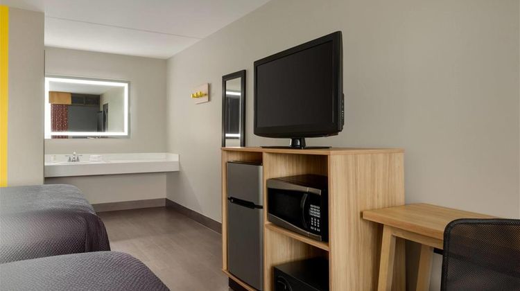 Super 8 by Wyndham Meadowlands Room