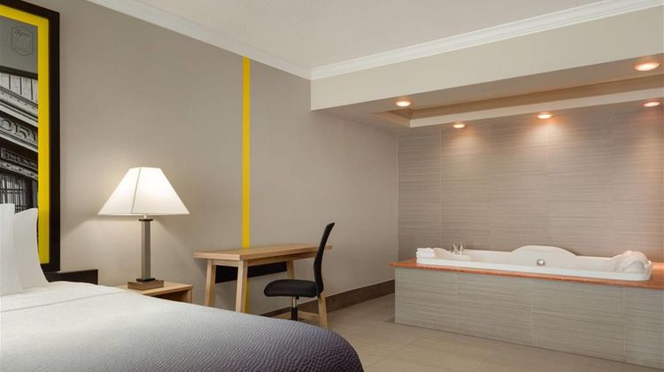 Super 8 by Wyndham Meadowlands Suite