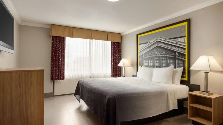 Super 8 by Wyndham Meadowlands Suite