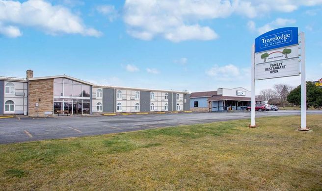 Travelodge by Wyndham Sarnia Exterior