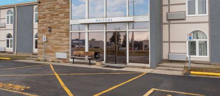 Travelodge by Wyndham Sarnia Exterior