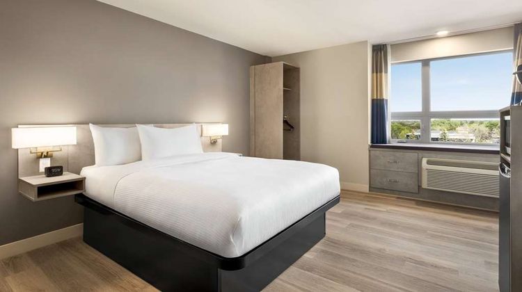 Microtel Inn & Suites by Wyndham Dorval Room