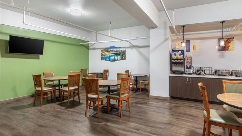 <b>SureStay Plus Hotel by BW Mammoth Lakes Restaurant</b>. Images powered by <a href="https://iceportal.shijigroup.com/" title="IcePortal" target="_blank">IcePortal</a>.