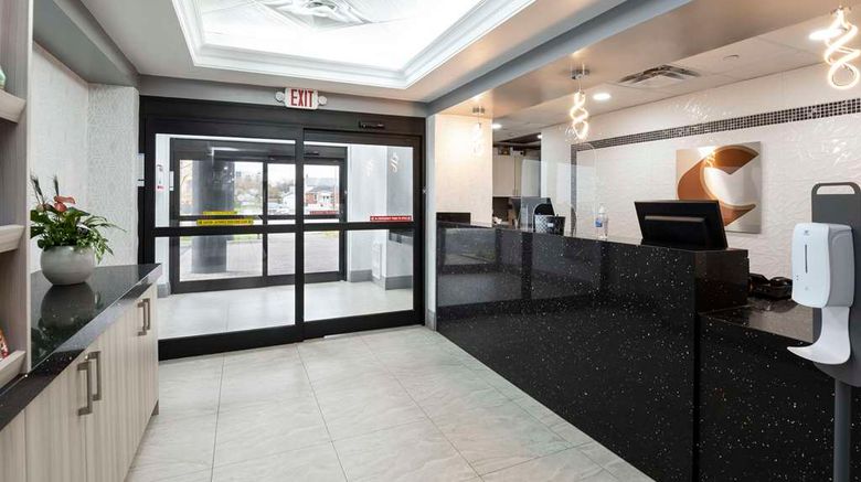 <b>Comfort Hotel Niagara Falls Lobby</b>. Images powered by <a href="https://iceportal.shijigroup.com/" title="IcePortal" target="_blank">IcePortal</a>.