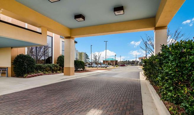 Clarion Pointe Exterior