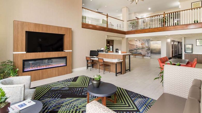 <b>Clarion Pointe Lobby</b>. Images powered by <a href="https://iceportal.shijigroup.com/" title="IcePortal" target="_blank">IcePortal</a>.