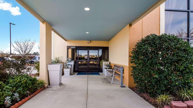 <b>Clarion Pointe Exterior</b>. Images powered by <a href="https://iceportal.shijigroup.com/" title="IcePortal" target="_blank">IcePortal</a>.