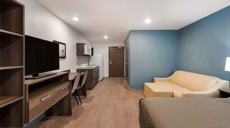 WoodSpring Suites Dayton North Room