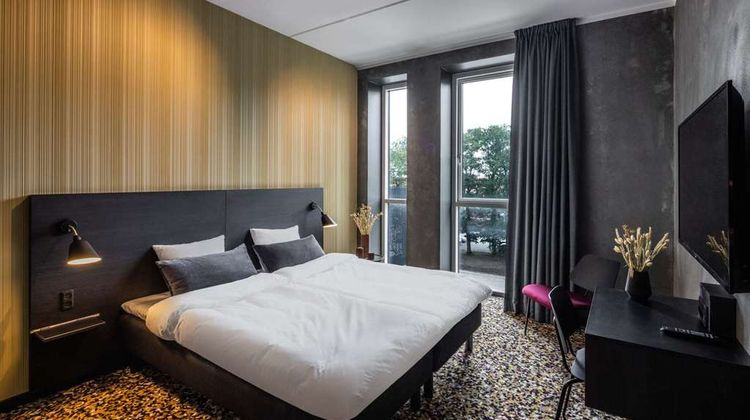 Peak 12 Hotel Room