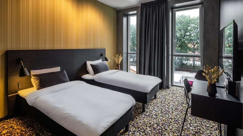 <b>Peak 12 Hotel Room</b>. Images powered by <a href="https://iceportal.shijigroup.com/" title="IcePortal" target="_blank">IcePortal</a>.