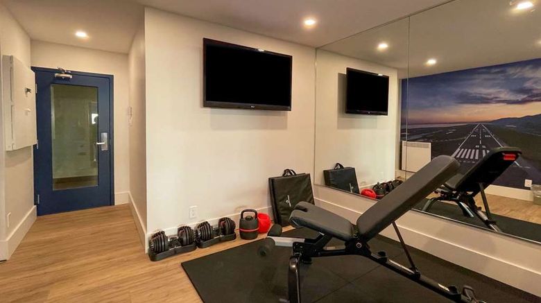 <b>Clarion Pointe Quebec Airport Health</b>. Images powered by <a href="https://iceportal.shijigroup.com/" title="IcePortal" target="_blank">IcePortal</a>.
