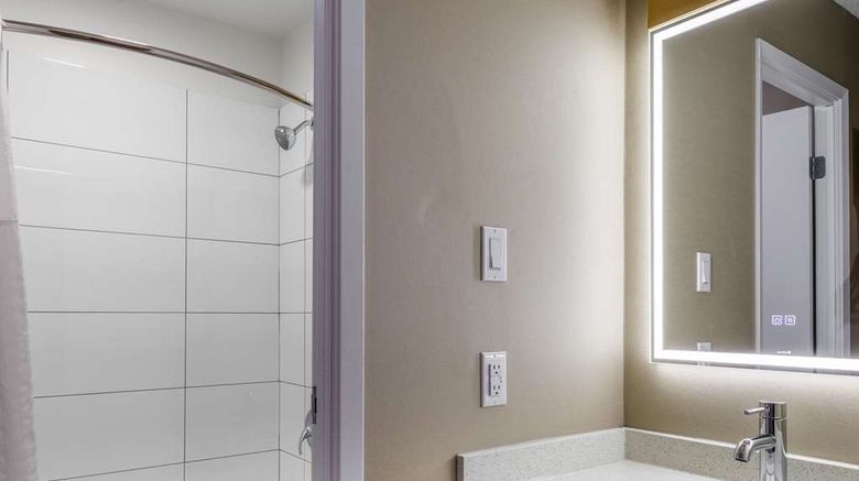 <b>Clarion Pointe Quebec Airport Room</b>. Images powered by <a href="https://iceportal.shijigroup.com/" title="IcePortal" target="_blank">IcePortal</a>.