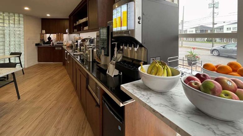 <b>Clarion Pointe Quebec Airport Restaurant</b>. Images powered by <a href="https://iceportal.shijigroup.com/" title="IcePortal" target="_blank">IcePortal</a>.