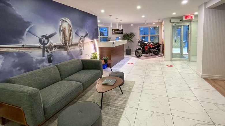 <b>Clarion Pointe Quebec Airport Lobby</b>. Images powered by <a href="https://iceportal.shijigroup.com/" title="IcePortal" target="_blank">IcePortal</a>.